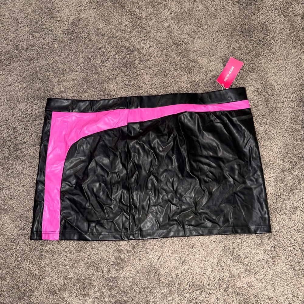 SHEIN Black and Pink Mini Skirt Size 2x(SHEIN 4x)